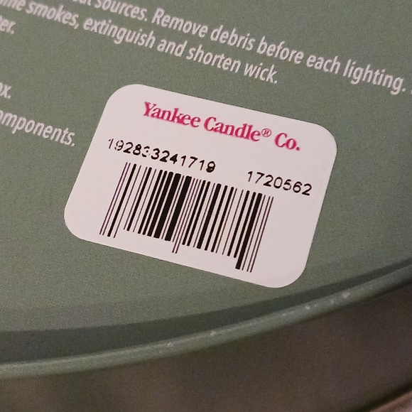 NEW! YANKEE CANDLE CHRISTMAS VOTIVE SAMPLER TIN - Picture 8 of 9